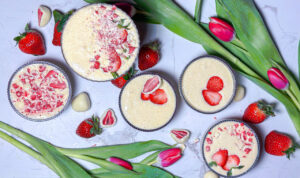 reteta mousse de ciocolată albă și căpșuni