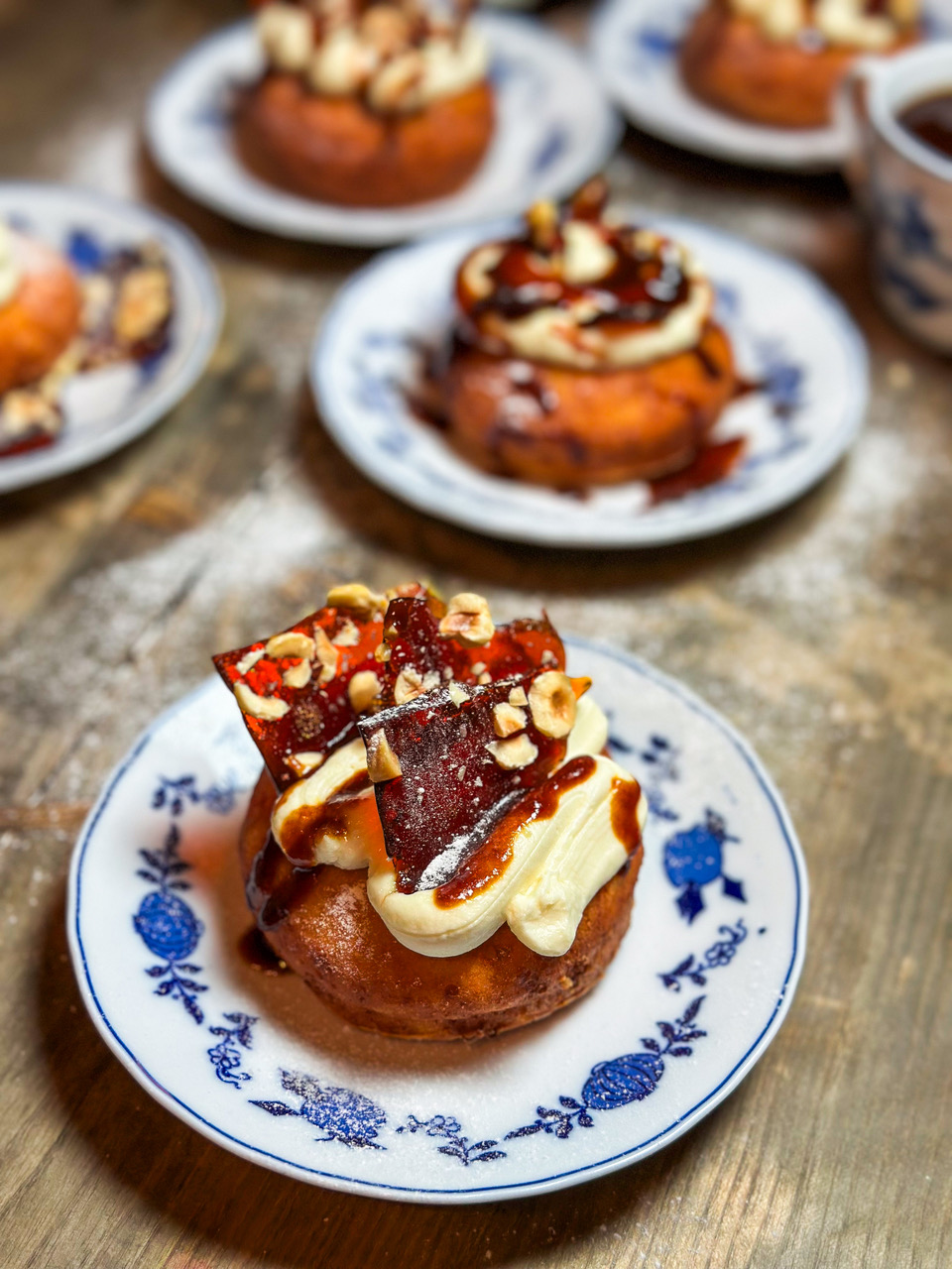 papanasi cu mascarpone si caramel sarat