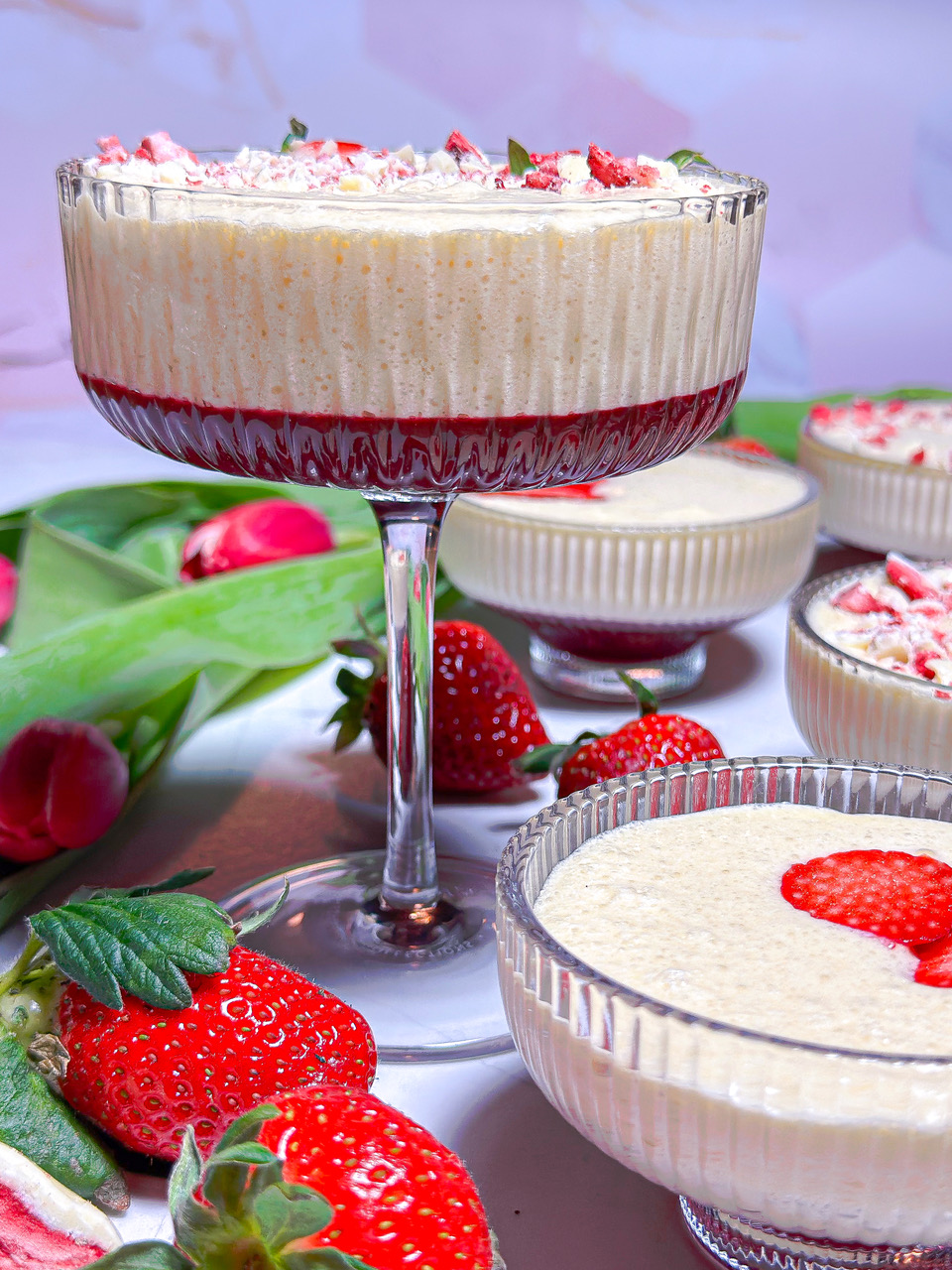 mousse de ciocolată albă și căpșuni