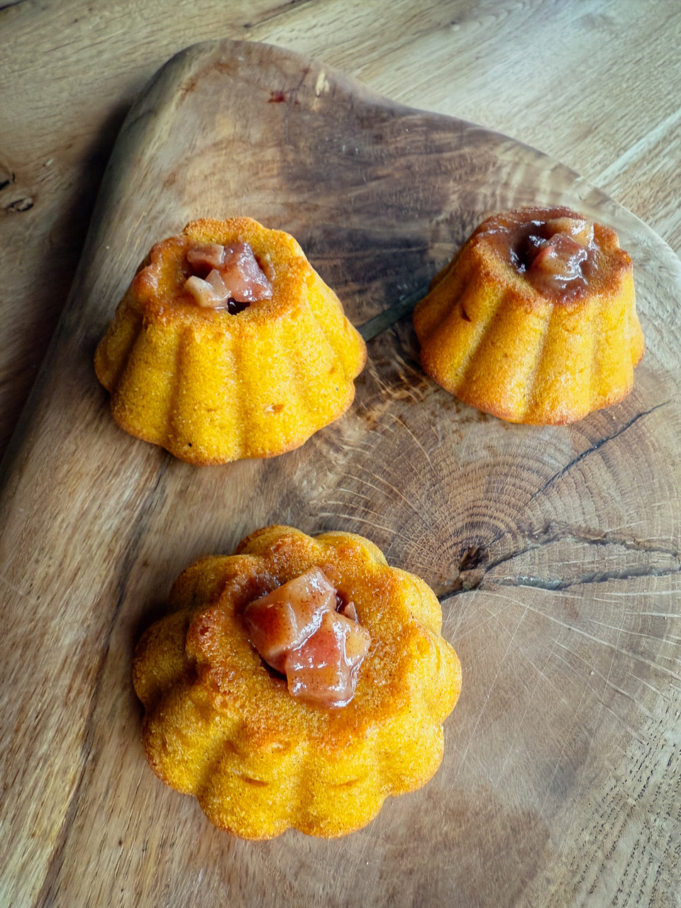 Briose pufoase umplute cu dovleac și mere