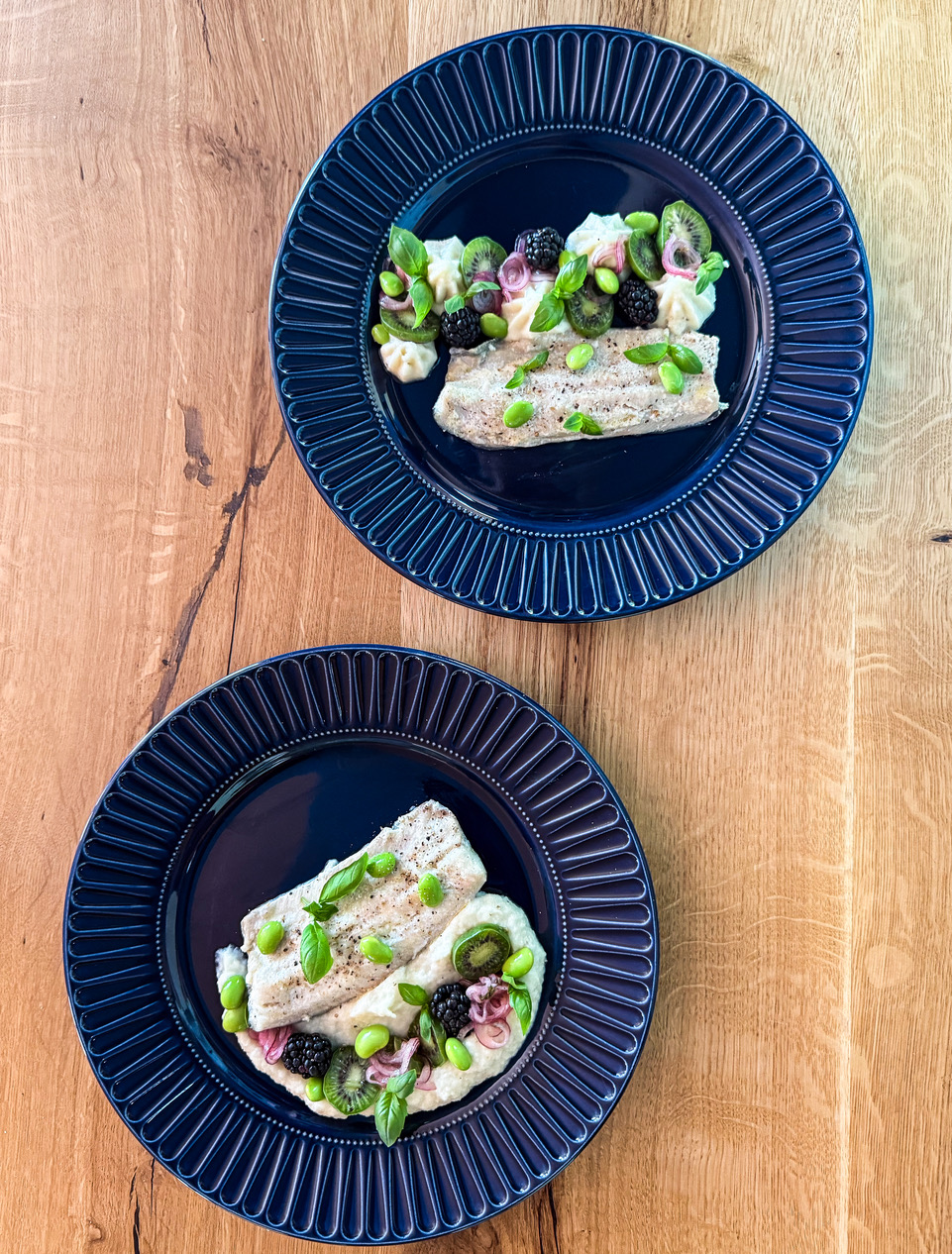 file de păstrăv la tigaie cu cremă de conopidă