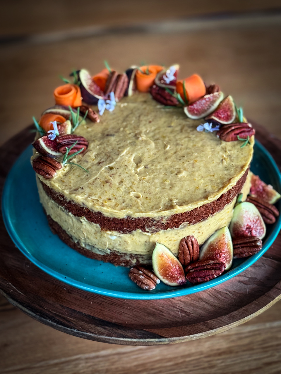 tort de morcovi (carrot cake) umplut cu cremă de mascarpone și smochine