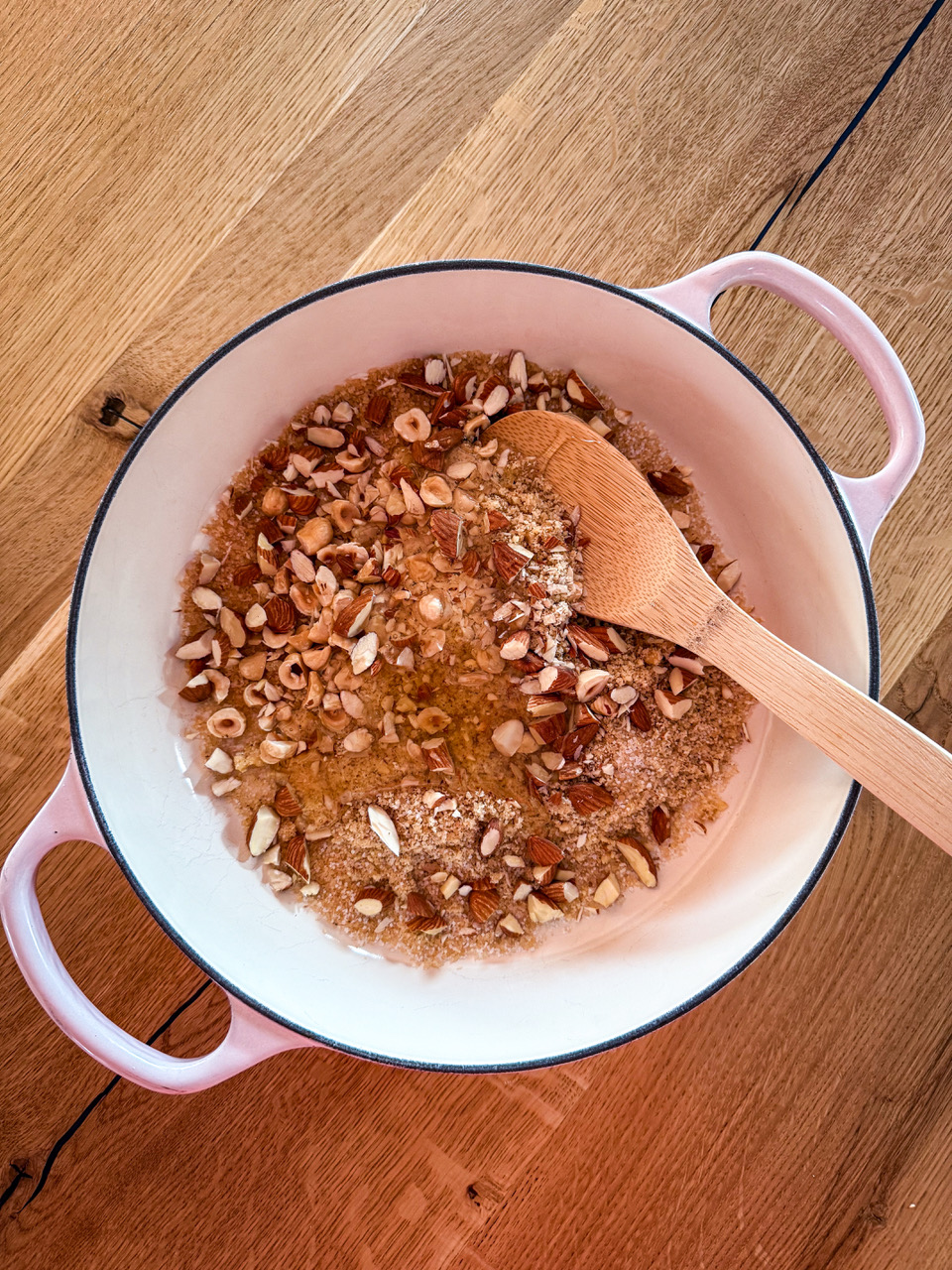 nucă caramelizată pentru tăiței cu nucă și miere